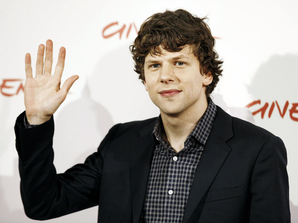 Jesse Eisenberg Chang đầu Xoăn Gắn Liền Với Hinh ảnh Ong Chủ Facebook Galaxy Cinema